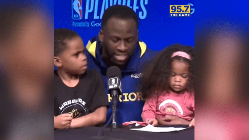 Draymond Green com os filhos na coletiva pós-jogo
