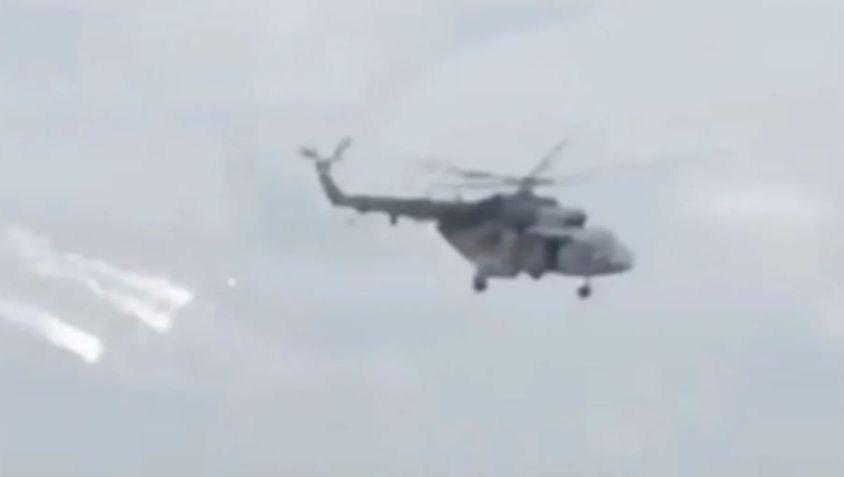 Um helicóptero sobrevoa a região russa de Belgorod, local de combates entre desertores russos e tropas pró-Kremlin em meio à guerra na Ucrânia. / Astrapress/Telegram