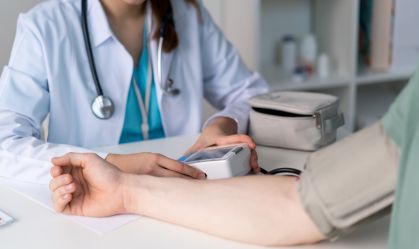 IA ajuda a detectar pressão alta crônica pela voz com até 84% de precisão