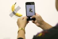 Estudante come obra de arte de uma banana colada com fita adesiva avaliada em R$ 590 mil em museu