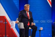 Em sabatina à CNN, Trump defende política de armas de Bolsonaro