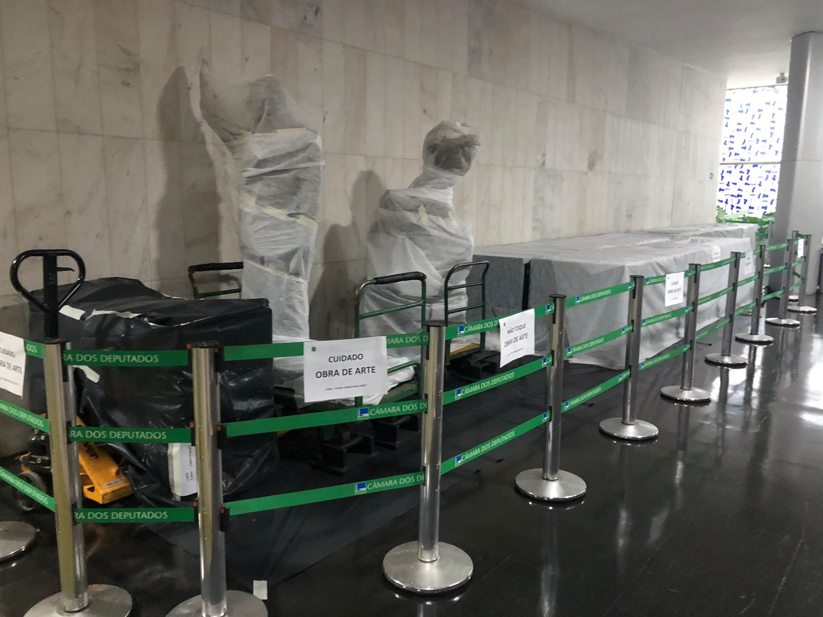 Obras de arte são protegidas durante troca do carpete do Salão Verde da Câmara dos Deputados devido aos danos do 8 de janeiro / Luciana Amaral/CNN