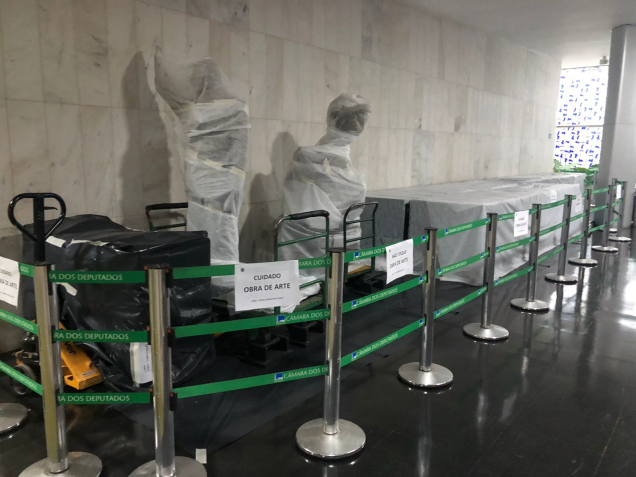 Obras de arte são protegidas durante troca do carpete do Salão Verde da Câmara dos Deputados devido aos danos do 8 de janeiro / Luciana Amaral/CNN