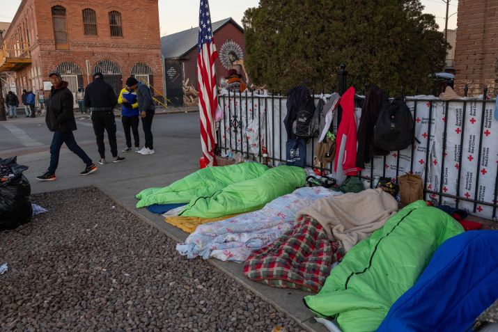 Imigrantes dormem na calçada em El Paso, no Texas / John Moore/Getty Images