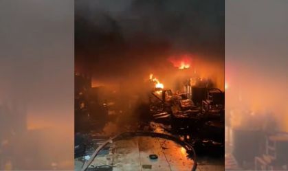 Incêndio atinge prédio comercial em Ferraz de Vasconcelos, em SP