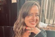 Filha de Mick Jagger é presa após agredir policial em Ibiza, diz jornal