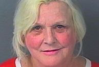 Mãe dos cantores Nick e Aaron Carter é presa após briga por volume de TV