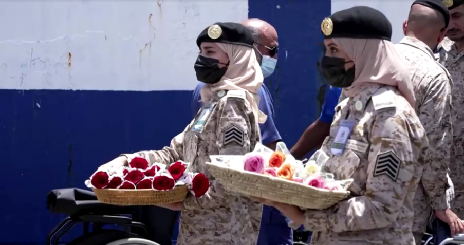 Aqueles que embarcam na esperança de deixar o Sudão são recebidos a bordo do navio da Arábia Saudita com flores, chocolates, garrafas de água e suco de laranja embalado. / Reuters