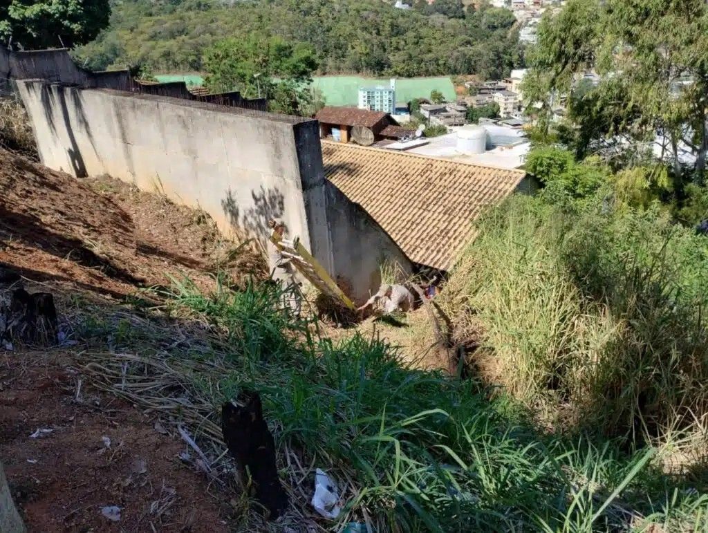 De acordo com os bombeiros, a jovem estava em um buraco que tinha uma fenda de apenas 40 centímetros / Bombeiros-ES