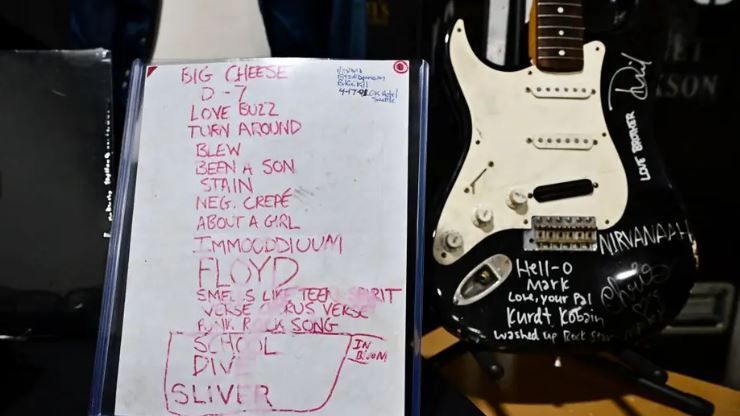 Guitarra de músico e setlist do Nirvana. / Getty Images