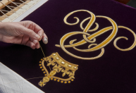 Fios de ouro, prata e seda: conheça os significados das roupas usadas na coroação de Charles III