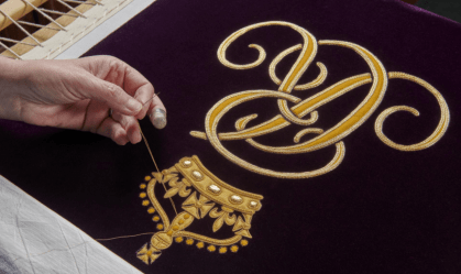 Fios de ouro, prata e seda: conheça os significados das roupas usadas na coroação de Charles III
