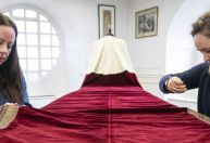 Rei Charles III vestirá mantos vermelho e roxo na coroação, usados por George VI