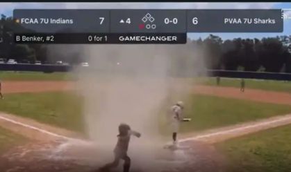 Árbitro salva atleta mirim de "mini tornado" durante jogo de beisebol; assista 