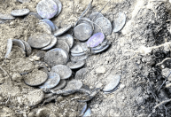 Tesouro enterrado com dezenas de moedas romanas raras é encontrado na Itália