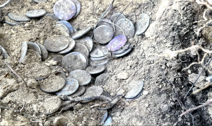 Tesouro enterrado com dezenas de moedas romanas raras é encontrado na Itália