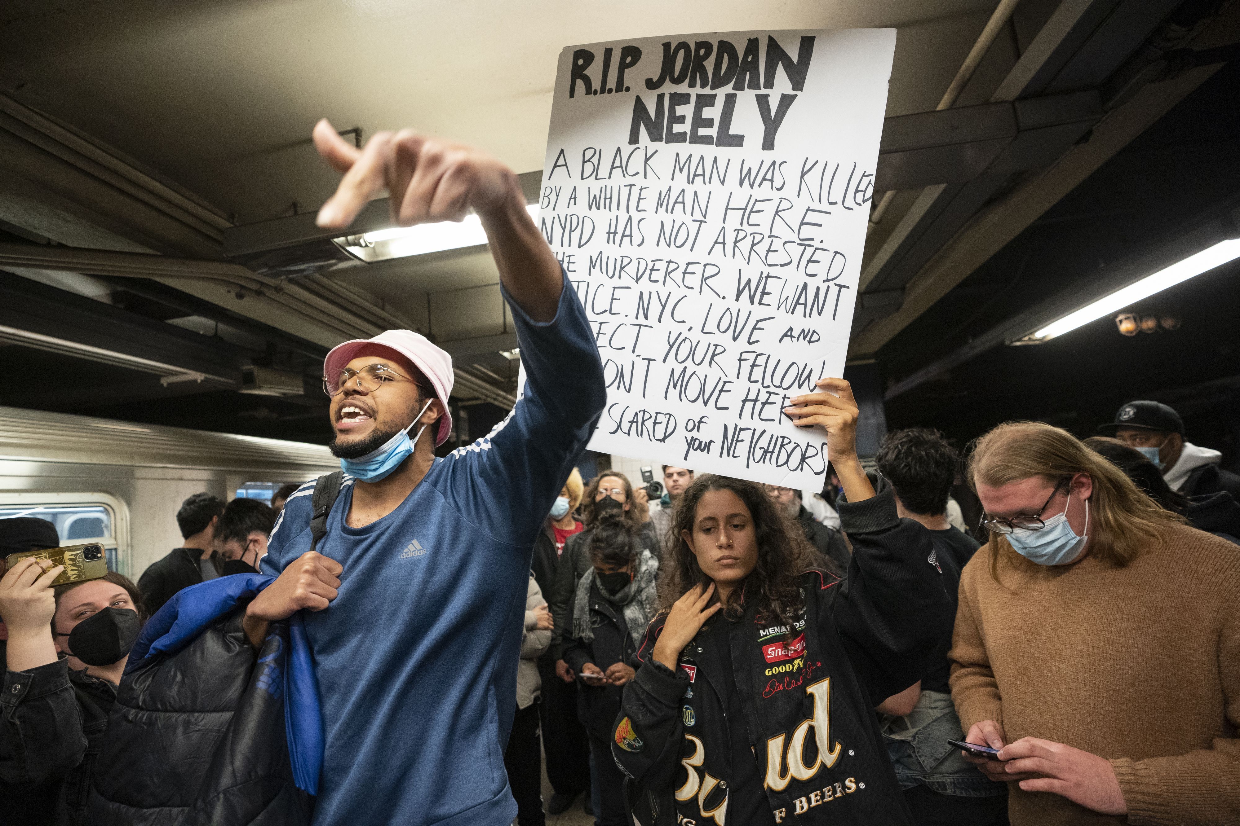 Manifestantes protestam contra a morte de Jordan Neely no metrô de Nova York