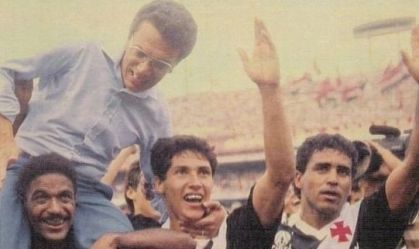 Nelsinho Rosa comemora com jogadores o título brasileiro de 1989