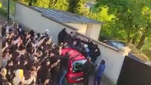 Torcedores pedem saída de Neymar do PSG em frente à casa do jogador