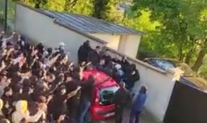 Torcedores pedem saída de Neymar do PSG em frente à casa do jogador