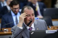 "Sou democrata, sei reconhecer que perdi", diz Omar Aziz após CPMI