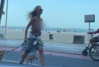 Mulher caminha na orla da praia de topless e é detida em Balneário Camboriú