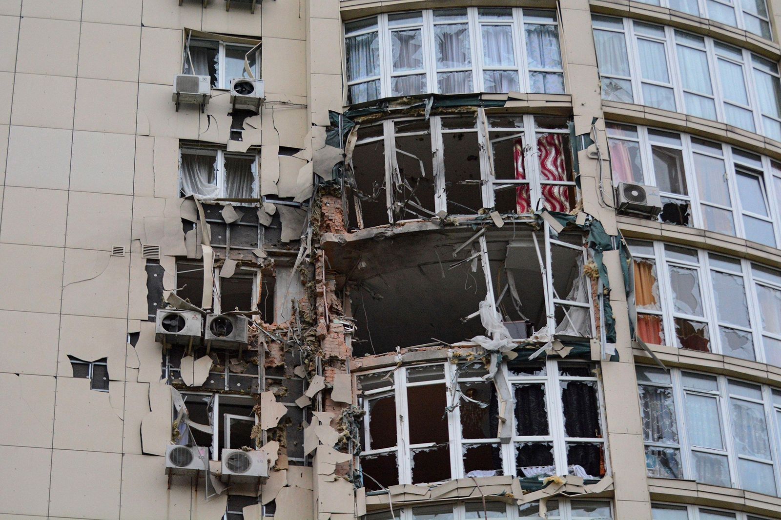 Janelas quebradas e uma fachada danificada de um prédio residencial são vistas como resultado de um ataque russo com drones Shahed fabricados no Irã em Kiev em 8 de maio. / SOPA/Alamy/AP