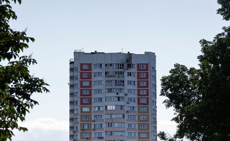 Foto mostra um prédio de apartamentos de vários andares danificado após um ataque de drone em Moscou, na Rússia, em 30 de maio. / Maxim Shemetov/Reuters