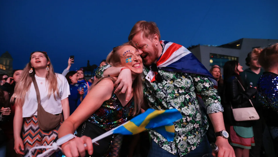 Fãs do Eurovision se reúnem em Liverpool para assistir à final do festival / Cameron Smith/Getty Images