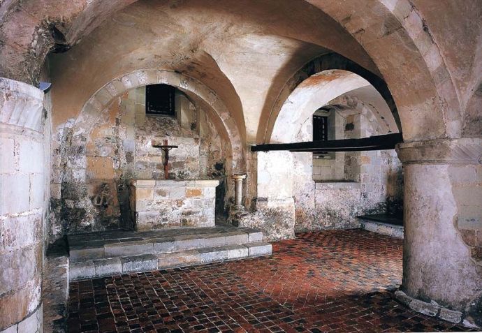 Câmara Pyx, na Abadia de Westminster, com mesa de pedra e testador entre dois pilares / Divulgação/Abadia de Westminster