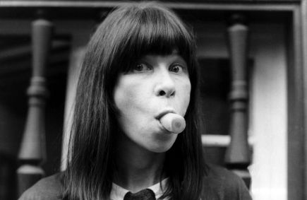 Retrato da descontraída cantora Rita Lee fazendo careta, em 1981