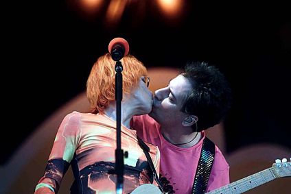 A cantora Rita Lee recebe beijo do marido, o músico Roberto de Carvalho, ao se apresentar durante show na Praça da Paz, no Parque do Ibirapuera, zona sul da capital paulista, em 2001