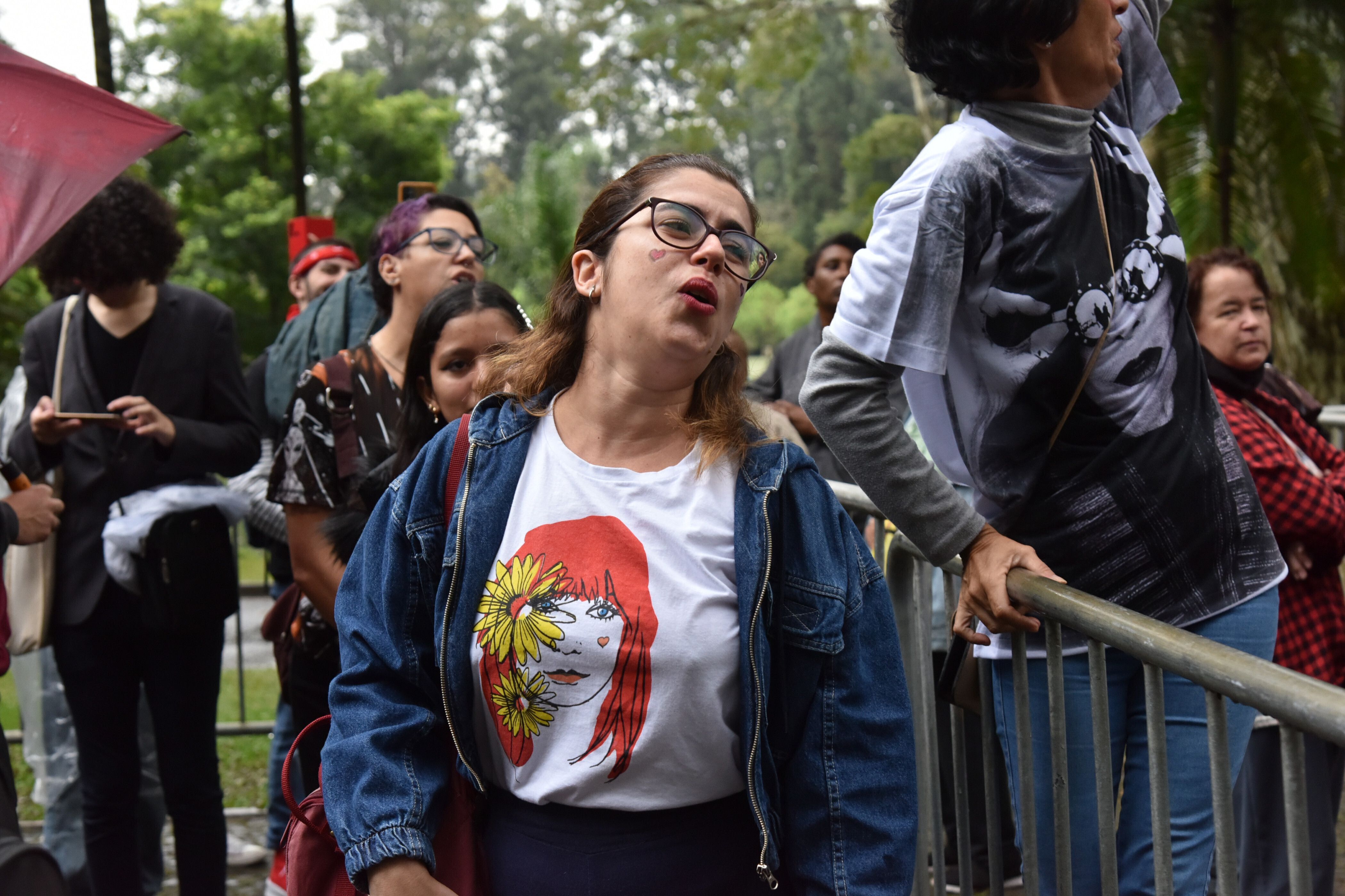 SP - VELÓRIO/RITA/LEE - GERAL - O corpo da cantora Rita Lee é velado no Planetário do Parque do Ibirapuera, SP, nesta quarta feira (10). A cantora lutava contra um câncer no pulmão. Na foto público na fila. 10/05/2023
