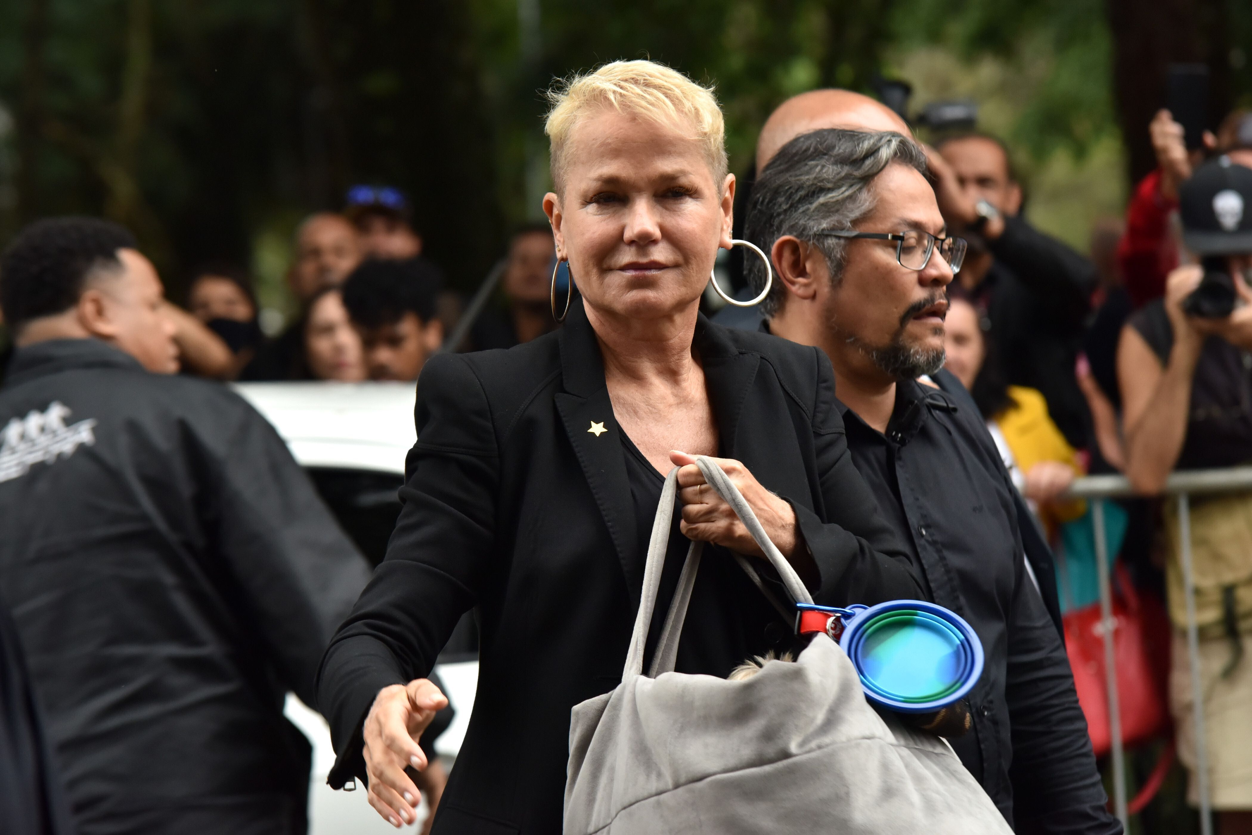 Xuxa comparece ao velório de Rita Lee, em São Paulo