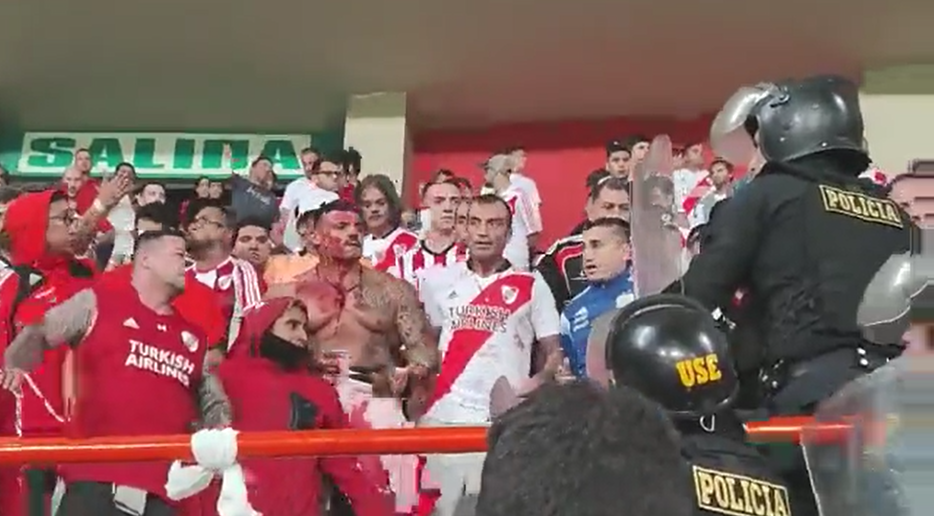 Torcedor do River Plate sofreu corte no rosto após briga com a polícia no Peru
