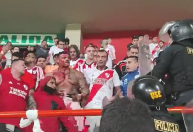 Cenas fortes: líder de barra brava do River Plate fica ensanguentado em briga com a polícia peruana