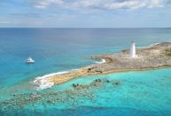 Homem conta história de sobrevivência após ser mordido por tubarões nas Bahamas