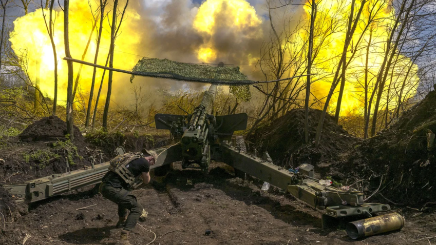 Soldados ucranianos disparam artilharia na linha de frente de Donetsk em 24 de abril de 2023. / Muhammed Enes Yildirim/Agência Anadolu/Getty Images