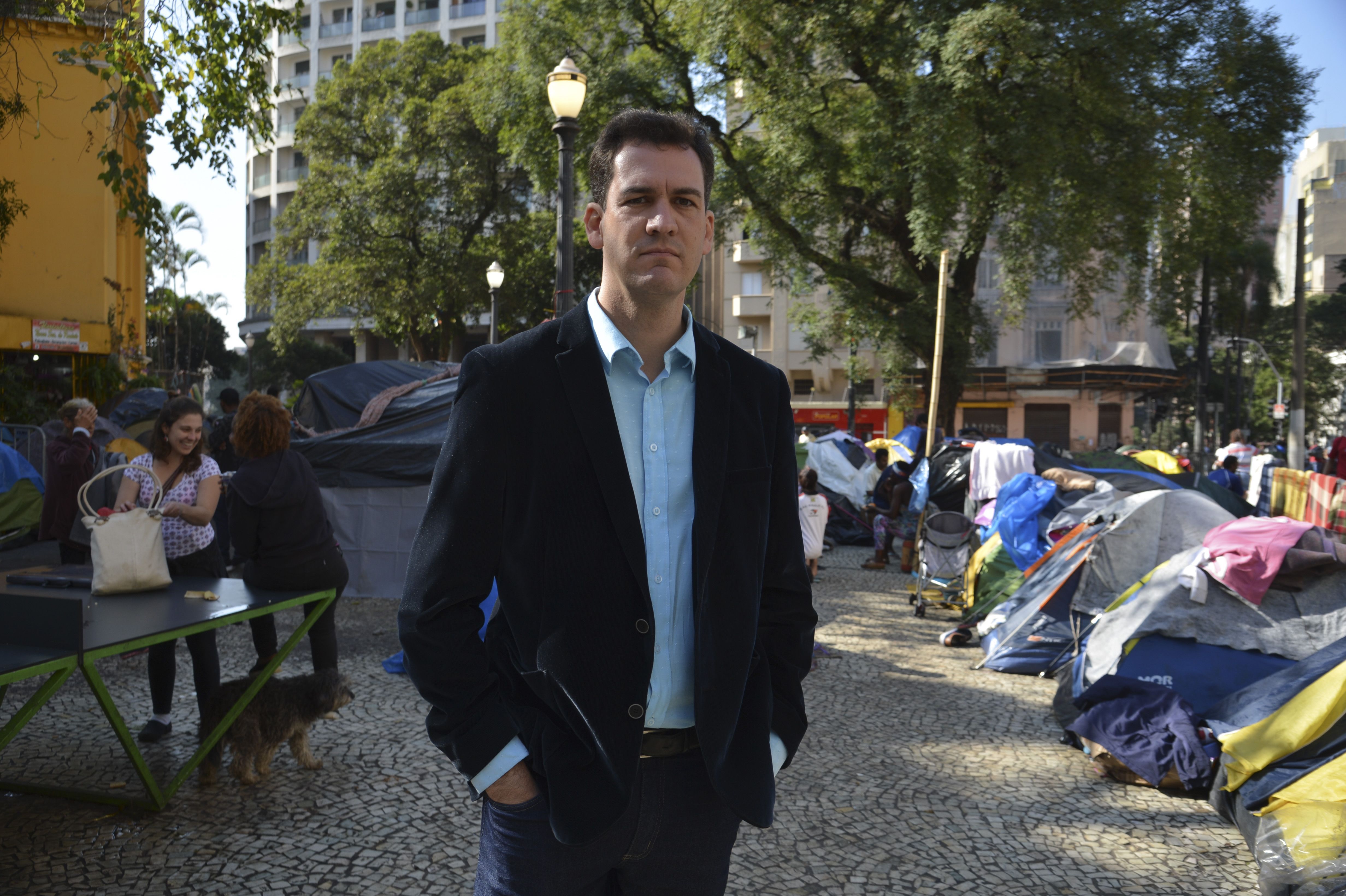 Desabrigados em desabamento impedem limpeza no centro de São Paulo
