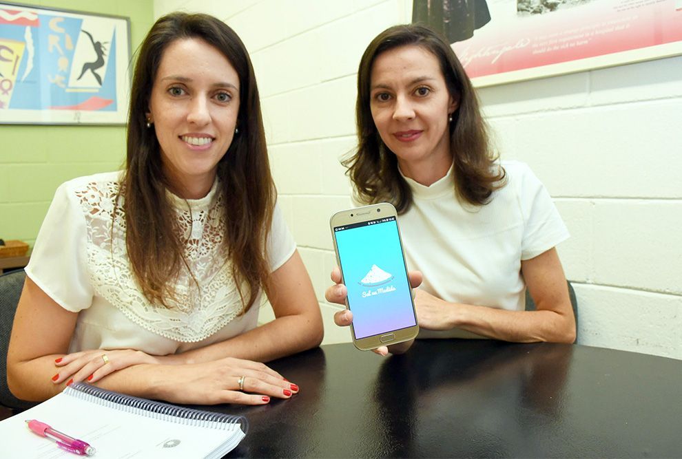 Milena Perin (à esq.), autora da pesquisa, com sua orientadora, a professora Marília Cornélio / Antoninho Perri/Unicamp