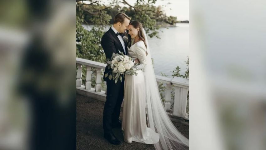 A primeira-ministra finlandesa Sanna Marin e Markus Räikkönen em uma foto oficial do casamento. Minttu Saarni/Lehtikuva/Reuters