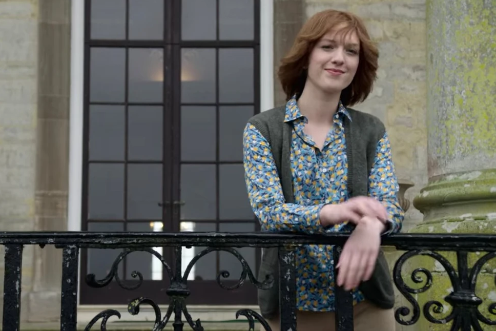 Isobel Eadie como Lady Sarah Spencer na série The Crown, da Netflix. Reprodução/Netflix