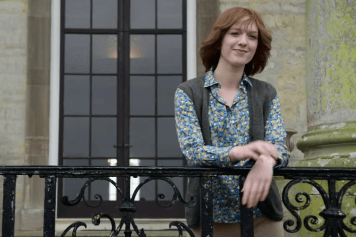 Isobel Eadie como Lady Sarah Spencer na série The Crown, da Netflix. Reprodução/Netflix
