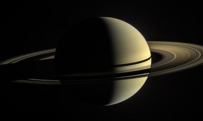 Maior lua de Saturno tem "ilhas mágicas" que desaparecem; entenda