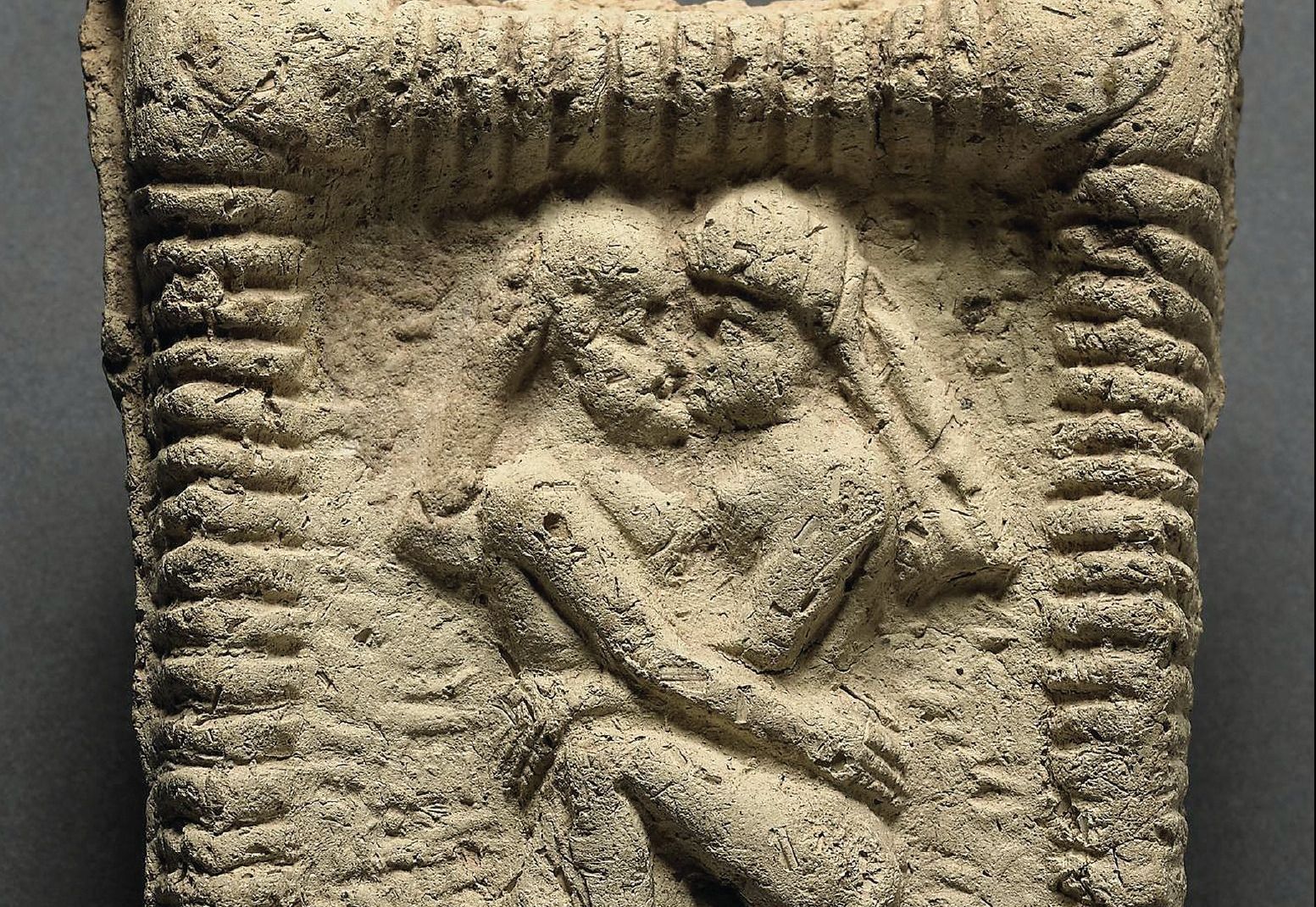 Um modelo de argila da Mesopotâmia, datado de aproximadamente 1800 aC, mostra um casal se beijando