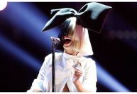 Cantora Sia revela em podcast que foi diagnosticada com autismo