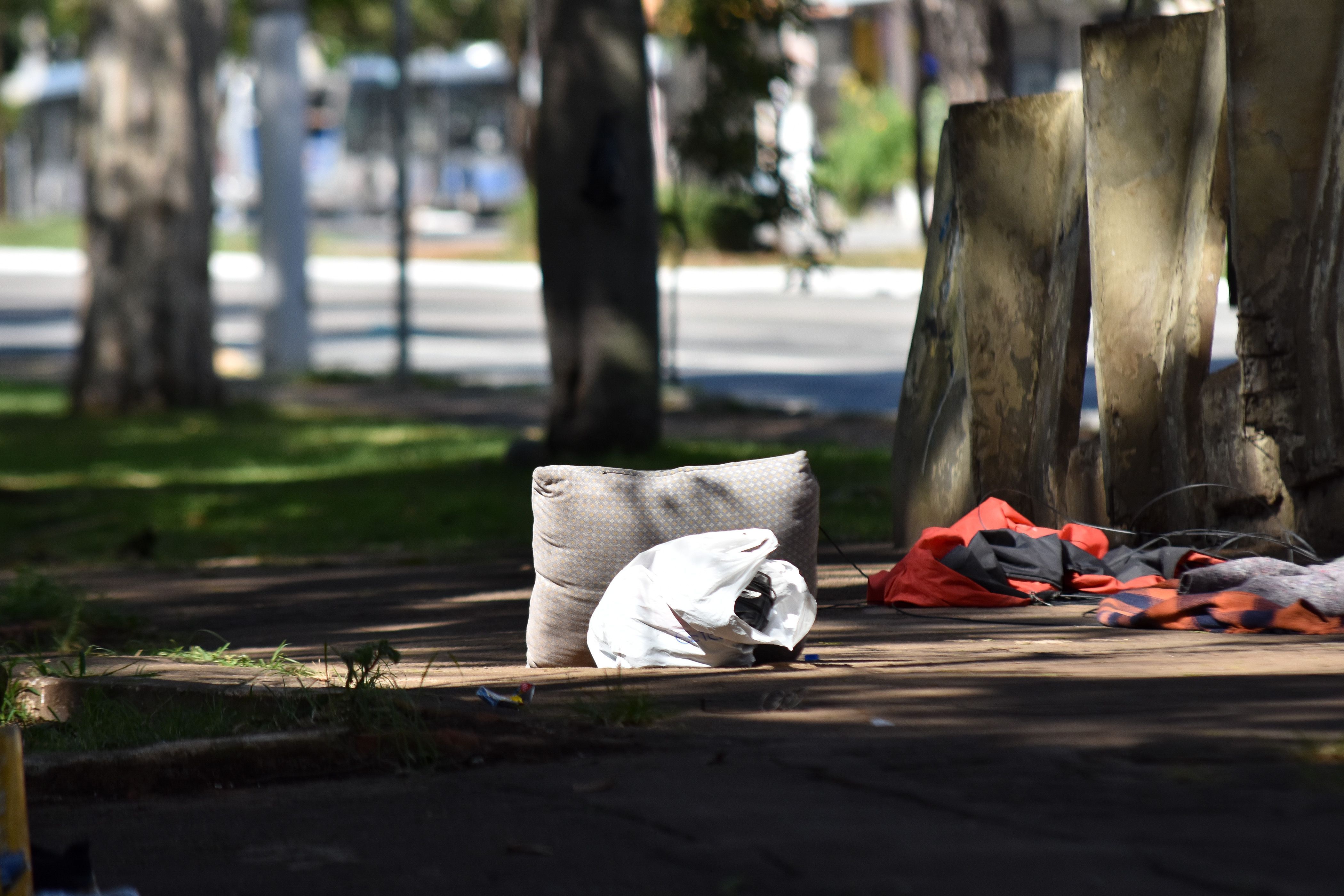 SP - PREFEITURA/ACOLHIMENTO - POLÍTICA - Ação da Prefeitura de São Paulo voltada para adesão do acolhimento social de pessoas em situação de rua batizada de Ampara SP, nesta segunda feira, (10)  na Praça Armênia. 10/04/2023 - Foto: ROBERTO CASIMIRO/FOTOARENA/FOTOARENA/ESTADÃO CONTEÚDO