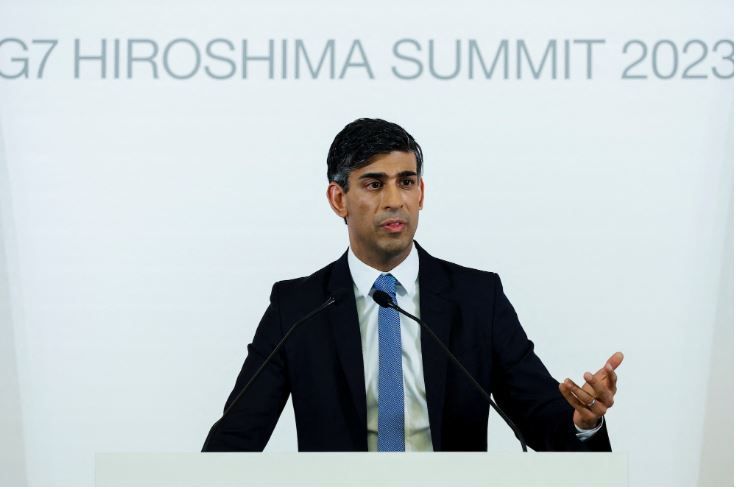 O primeiro-ministro britânico Rishi Sunak participa de uma coletiva de imprensa na cúpula do G7 em Hiroshima no domingo. / Issei Kato/Pool/Reuters