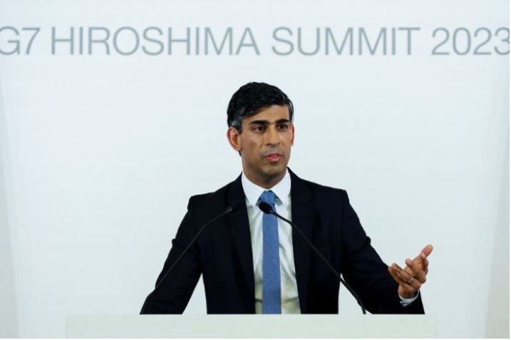 O primeiro-ministro britânico Rishi Sunak participa de uma coletiva de imprensa na cúpula do G7 em Hiroshima no domingo. / Issei Kato/Pool/Reuters