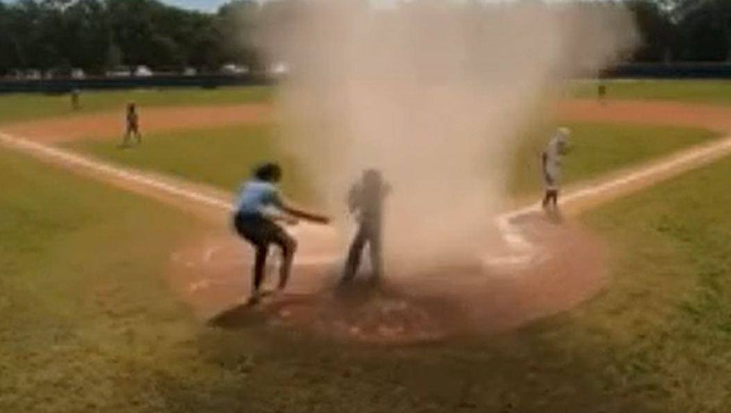 Criança de 7 anos é pega por tornado de areia em jogo de beisebol